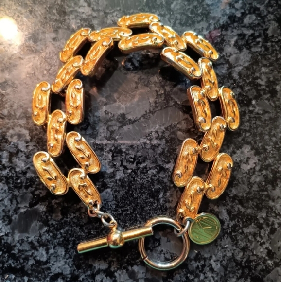 Vintage Anne Klein Gold-Tone Bracelet 8 Inches Toggle Closure - Beautiful! - Picture 3 of 7